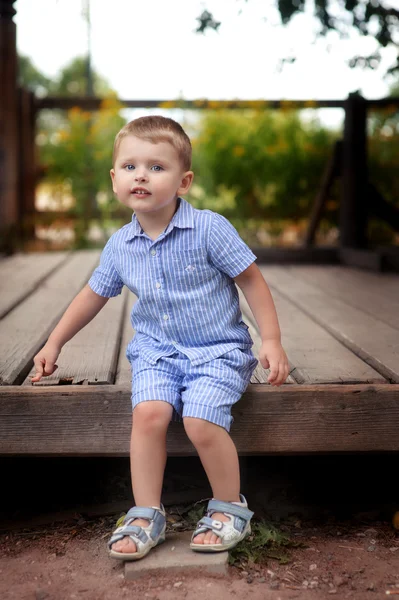 Yakışıklı genç çocuk Portrait.Looking kamera. — Stok fotoğraf