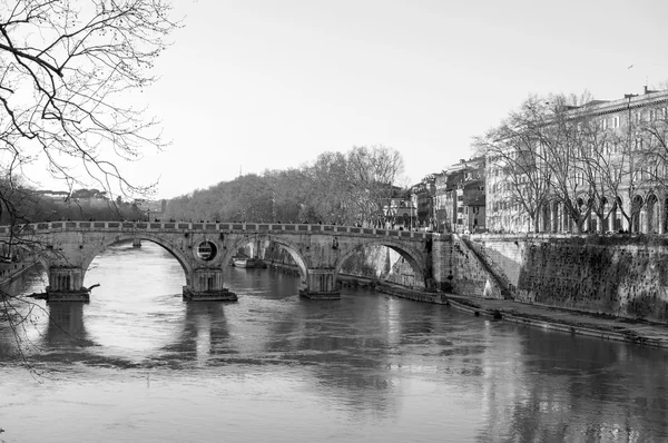 U řeky Tibery v Římě — Stock fotografie