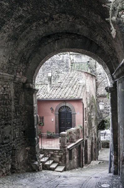 Callejón en el casco antiguo de Narni en la provincia de Terni en Italia — Foto de Stock