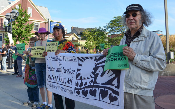 Протестующие на митинге мира, Энн-Арбор, шт. Массачусетс
