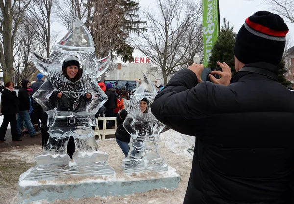 Man taking photographs at Plymouth Ice Festival — Stock Photo, Image