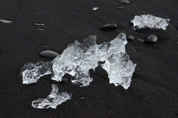 Geleira Pedaços de gelo da lagoa na costa — Fotografia de Stock