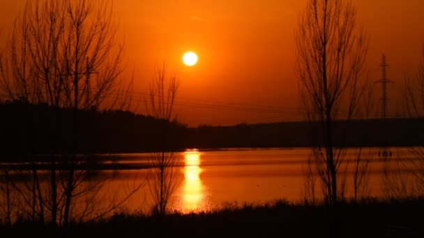 Solnedgang over sjøen – stockvideo