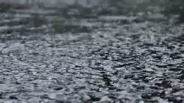Povrch silného deště — Stock video