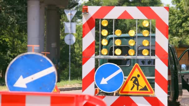 Sinais de aviso e luzes na estrada — Vídeo de Stock
