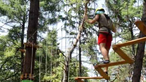 Homem escalando no parque de aventura — Vídeo de Stock
