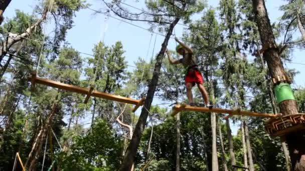 Homme escalade dans le parc d'aventure 