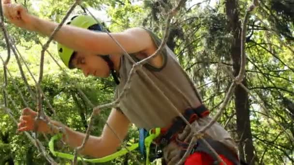 Homme escalade dans le parc d'aventure — Video