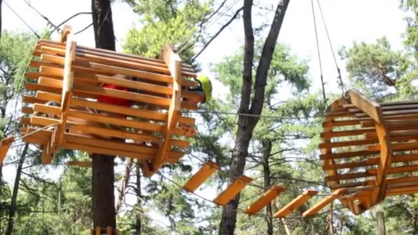 Man climbing in Adventure Park — Stock Video