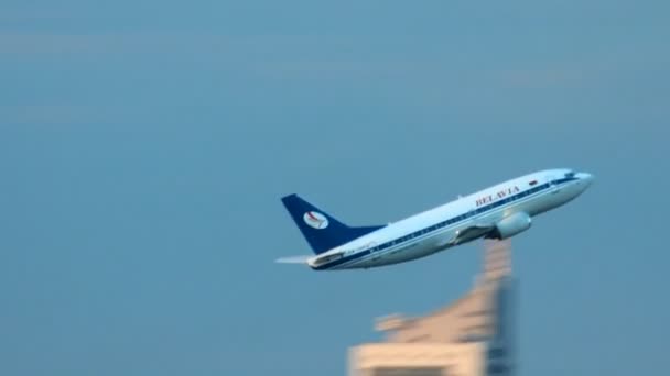 Взлет пассажирского самолета в городе — стоковое видео