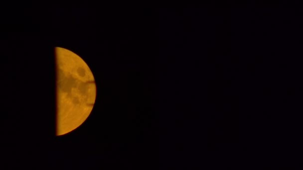 Повний Місяць Пролітає Через Нічне Небо — стокове відео