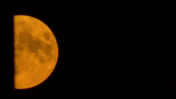 Повний Місяць Пролітає Через Нічне Небо — стокове відео