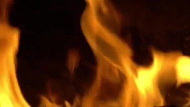 Siyah arkaplanda yanan şenlik ateşi