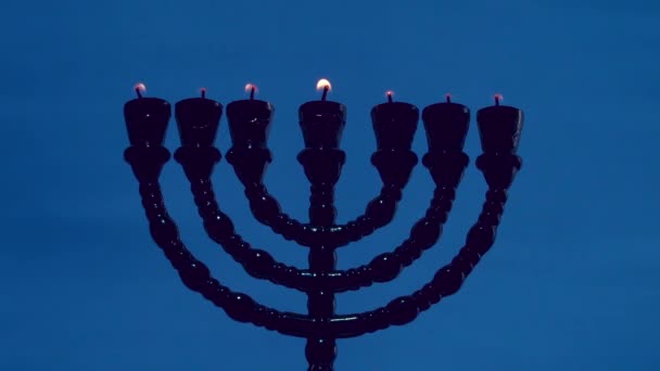 Golden Menorah Brilha Escuro — Vídeo de Stock