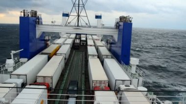 Bir fırtına sırasında büyük kargo feribot