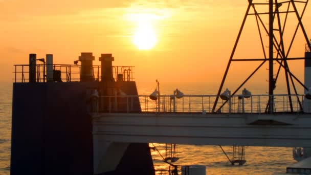 Vracht veerboot bij zonsondergang — Stockvideo