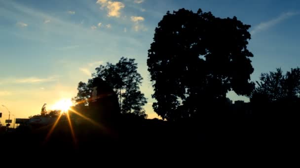 Die letzten Strahlen der untergehenden Sonne — Stockvideo