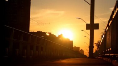 köprü üzerinde yürümek