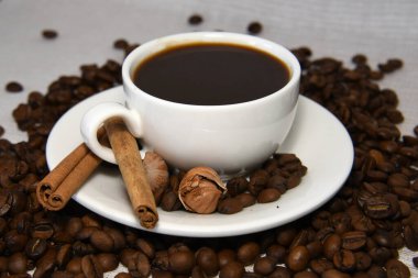 Beyaz fasulyeli bir fincan kahve.