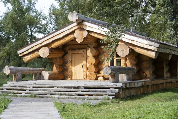 Duży Drewniany Dom Lesie — Zdjęcie stockowe