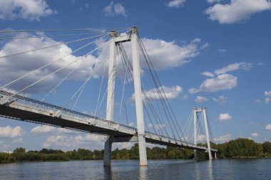 Nehrin üzerinden adaya köprü