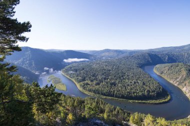 Nehrin kıvrımlarının üstünden ormana doğru.
