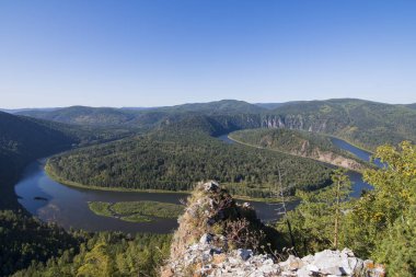 Nehrin kıvrımlarının üstünden ormana doğru.