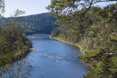 Nehrin kıvrımlarının üstünden ormana doğru.