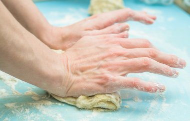 Kadınların elleri pizza hamur yoğurmak