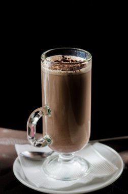 Kakao karanlık bir arka plan üzerine bir bardak