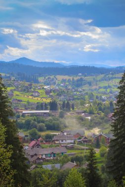 Dağların tepesinde bir köy
