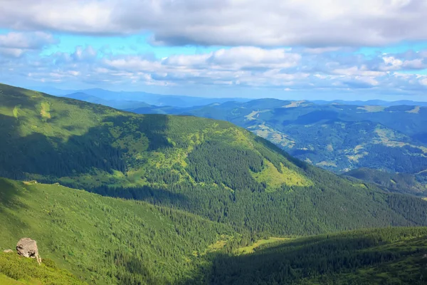Dağ ve dağ manzarası