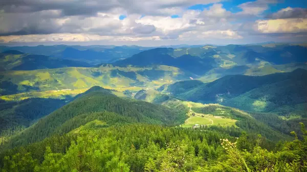 Karpat Dağları 'nın üzerindeki bulutlar