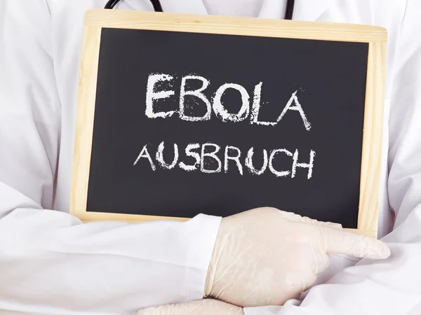 Arzt zeigt Informationen: Ebola-Ausbruch in Deutschland — Stockfoto