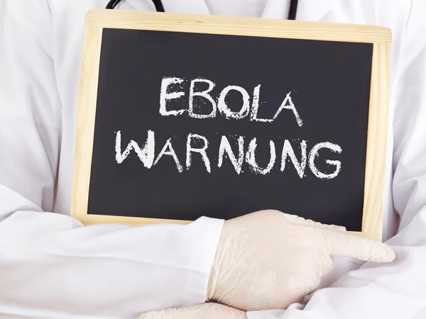 Arzt zeigt Informationen: Ebola-Warnung auf Deutsch — Stockfoto