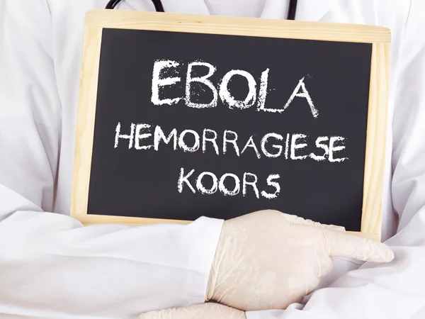 Arzt zeigt Informationen: Ebola in Afrika — Stockfoto