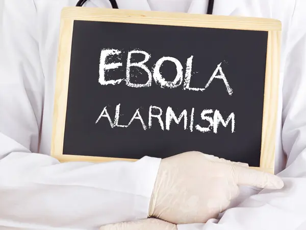 Doctor ukazuje informace: Ebola alarmismu — Stock fotografie
