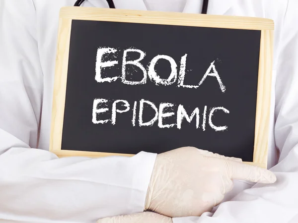 Врач показывает информацию: Эпидемия Эболы — стоковое фото