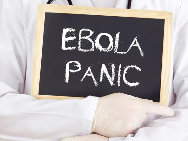 Врач показывает информацию: Эбола паника — стоковое фото