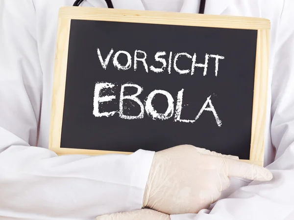 Arzt zeigt Informationen: Ebola-Warnung in deutscher Sprache — Stockfoto