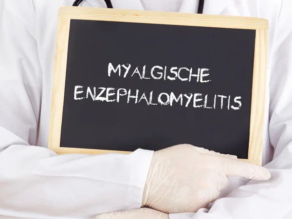 Lekarz pokazuje informacje: myalgic zapalenie mózgu w języku niemieckim — Zdjęcie stockowe