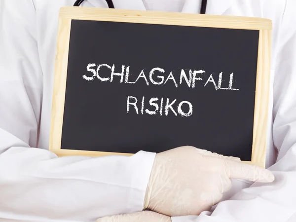 Doctor shows information: stroke risk in german language — Stock Photo, Image