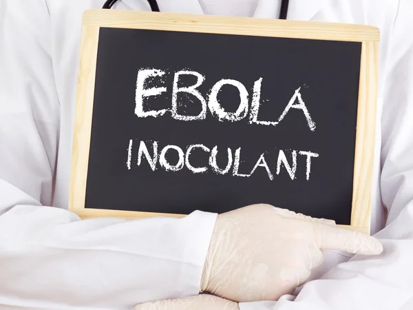 Läkare visar information: Ebola inoculant — Stockfoto