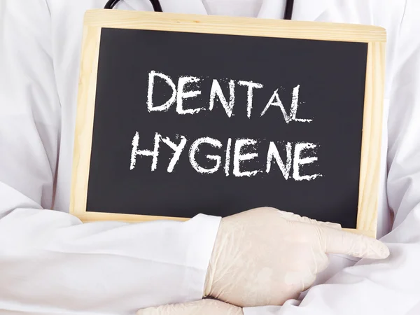 Doctor ukazuje informace: zubní hygiena — Stock fotografie