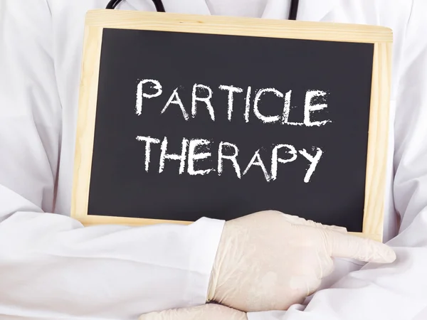 Doctor shows information: particle therapy — Stock Photo, Image