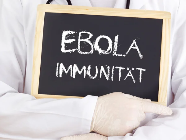 Arzt zeigt Informationen: Ebola-Immunität in deutscher Sprache — Stockfoto