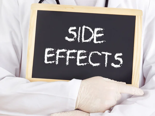 Arzt zeigt Informationen auf Tafel: Nebenwirkungen — Stockfoto