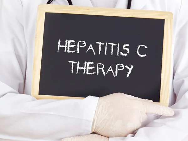 El médico muestra información: hepatitis-c-terapia — Foto de Stock