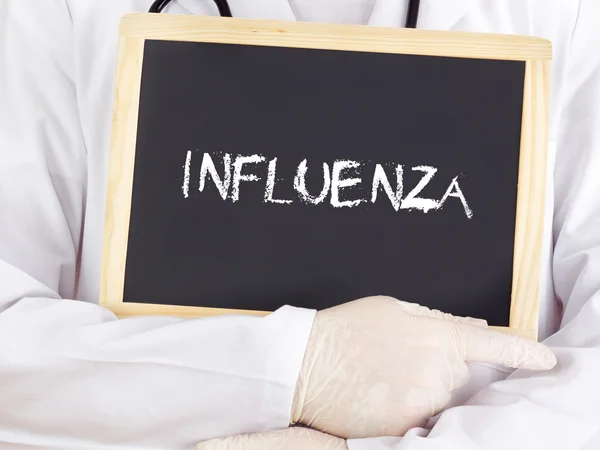 Doktor tahtaya bilgileri gösterir: grip — Stok fotoğraf