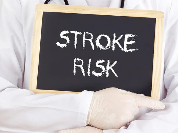 El médico muestra información: riesgo de accidente cerebrovascular —  Fotos de Stock